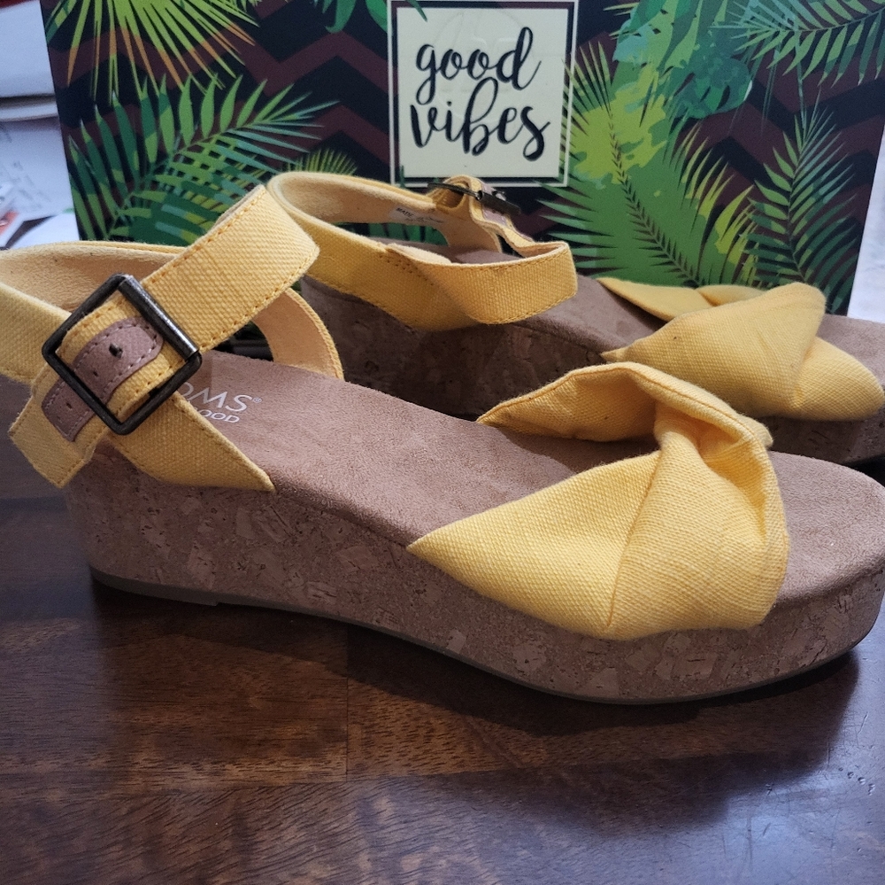 Toms Yellow Wedges - Picture 3 of 5